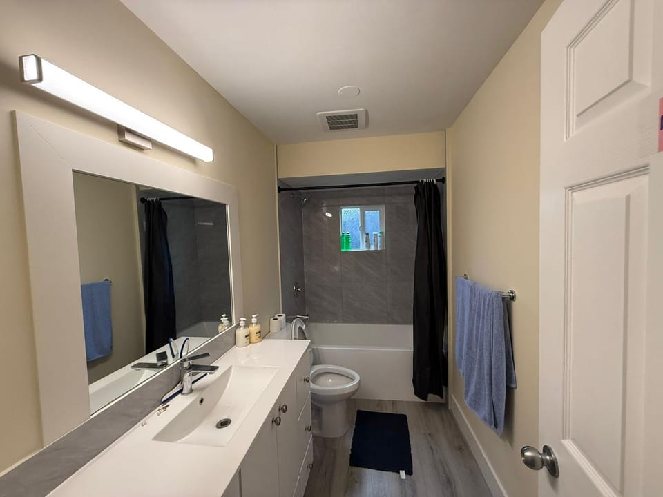 Cozy Private Queen Room Commercial Broadway Vacation rental in Vancouver