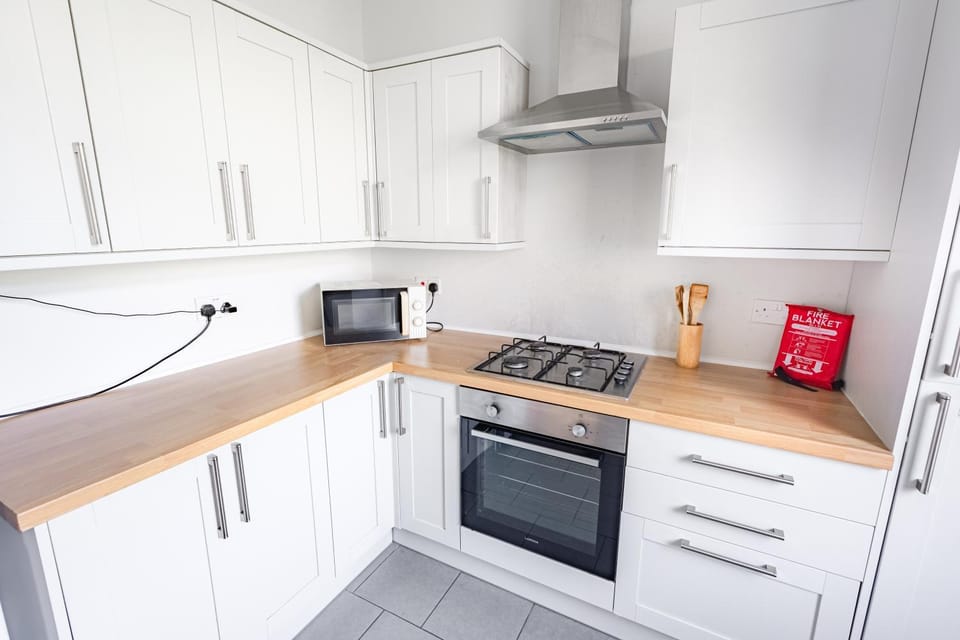 5BR in Swansea - Sleeps 10 with WIFI & Parking House in Wales