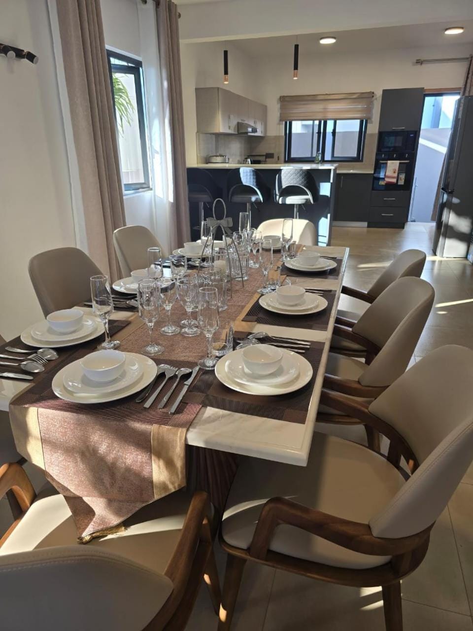 Kitchen or kitchenette, Living room, Seating area, Dining area
