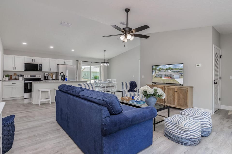 TV and multimedia, Kitchen or kitchenette, Living room