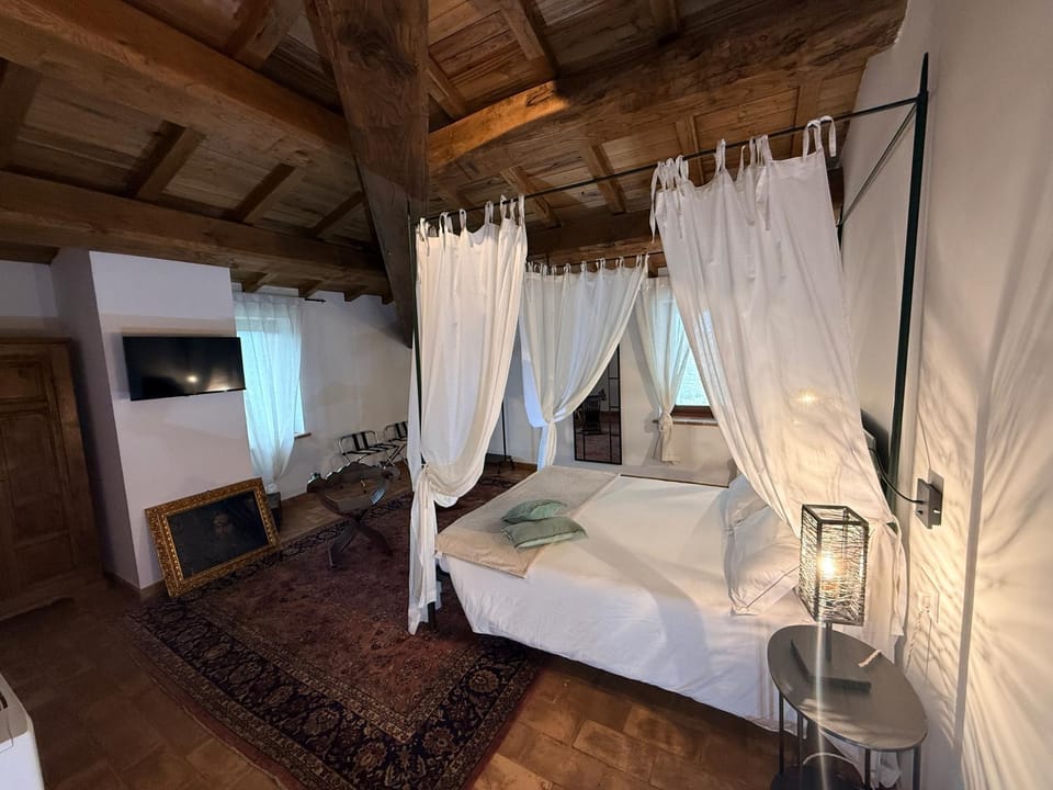 TV and multimedia, Photo of the whole room, Bedroom