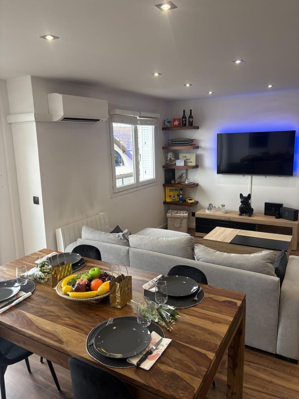 Dining area, Meals