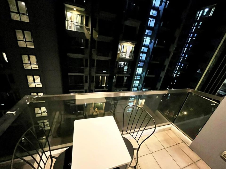 Cozy 81 Newport Near NAIA Airport Balcony Apartment in Pasay