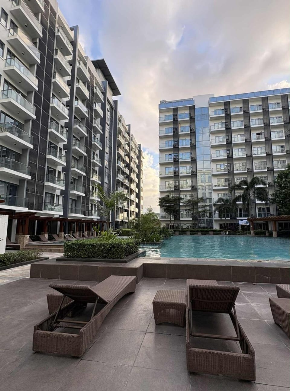 Cozy 81 Newport Near NAIA Airport Balcony Apartment in Pasay