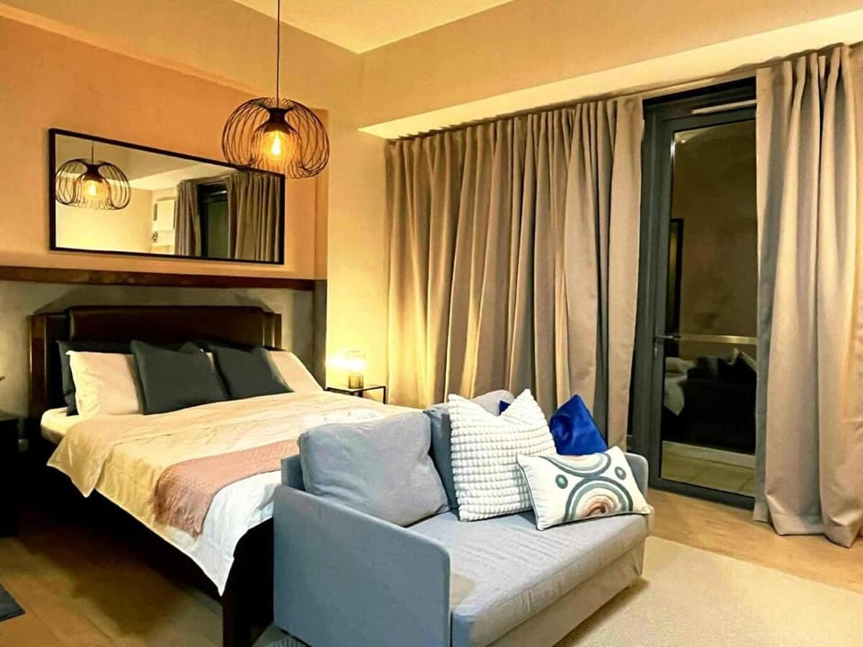Cozy 81 Newport Near NAIA Airport Balcony Apartment in Pasay