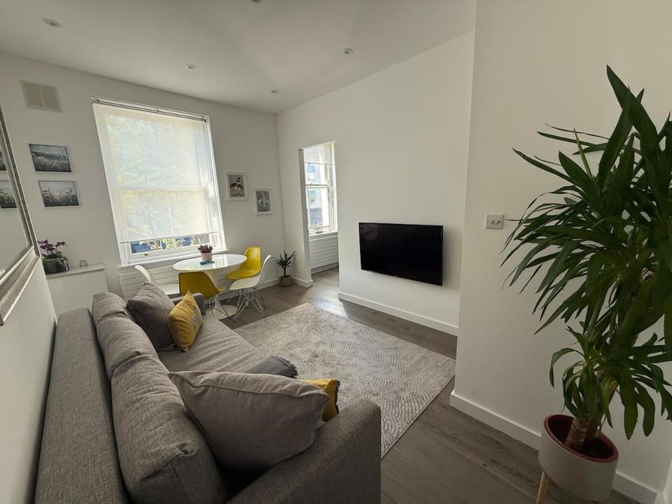 Bright Renovated Flat off Portobello, Notting Hill Apartment in City of Westminster