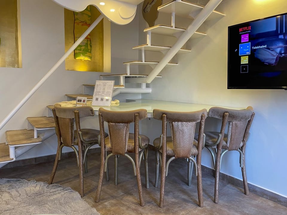 TV and multimedia, Seating area, Dining area