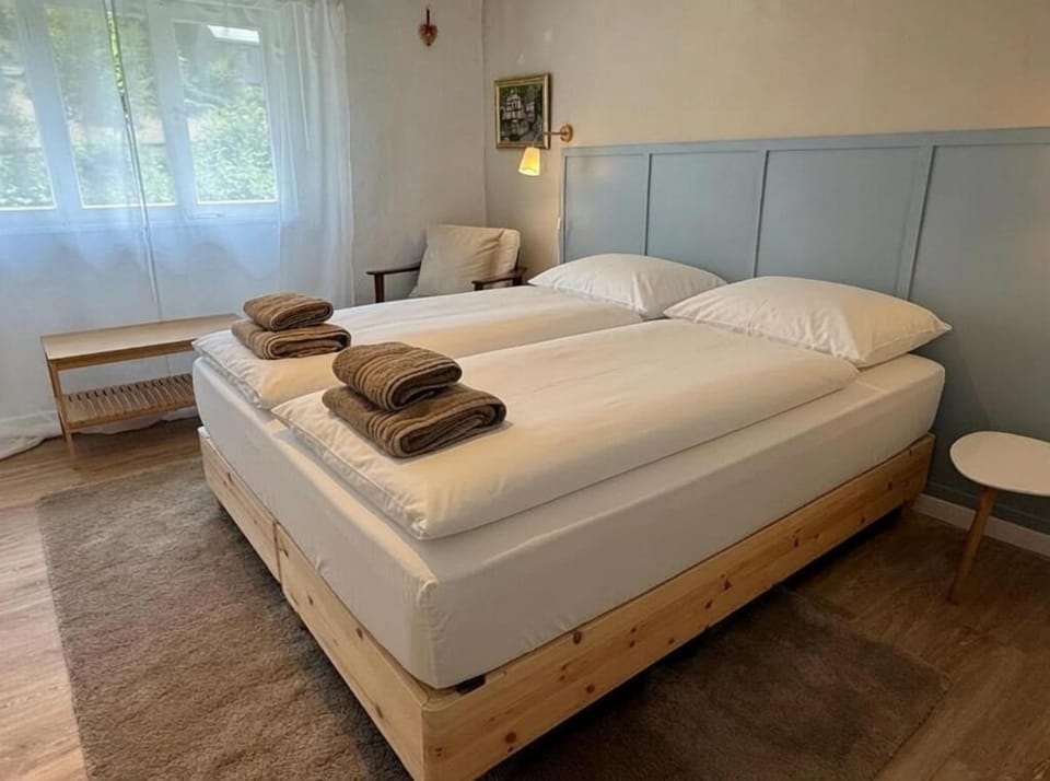 Bed, towels