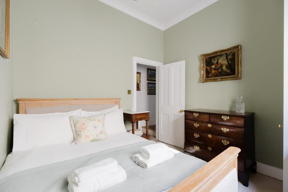 Refined 2BDR Home in Fulham Apartment in London