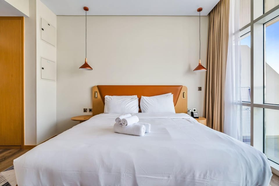 StayShort - Stylish Studio Novotel JVT with Access to 5-Star Hotel Pool, Gym & Spa - Sleeps 2 Apartment in Dubai