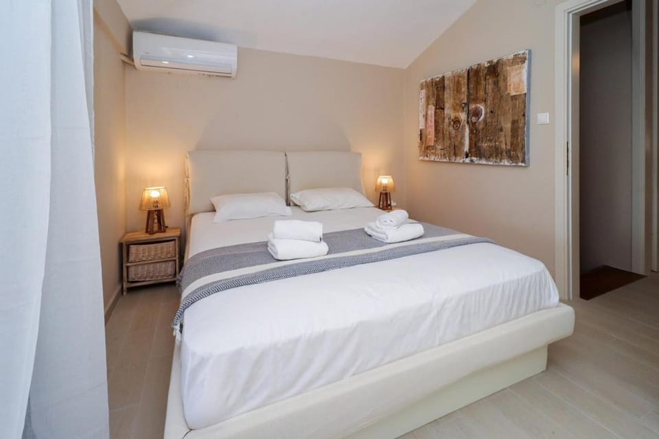 Bed, Photo of the whole room, Bedroom, towels, air conditioner