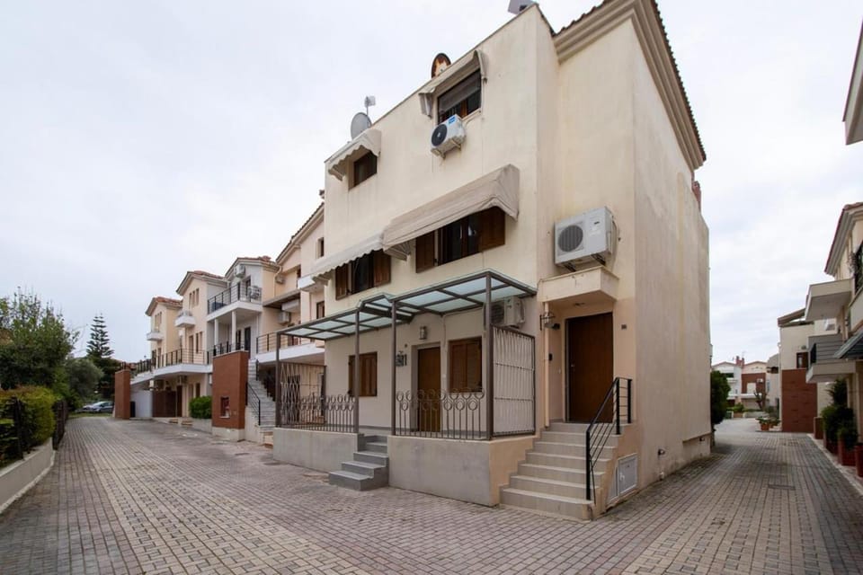 Property building, Facade/entrance, Day, Neighbourhood, Street view, Area and facilities, Area and facilities, Area and facilities