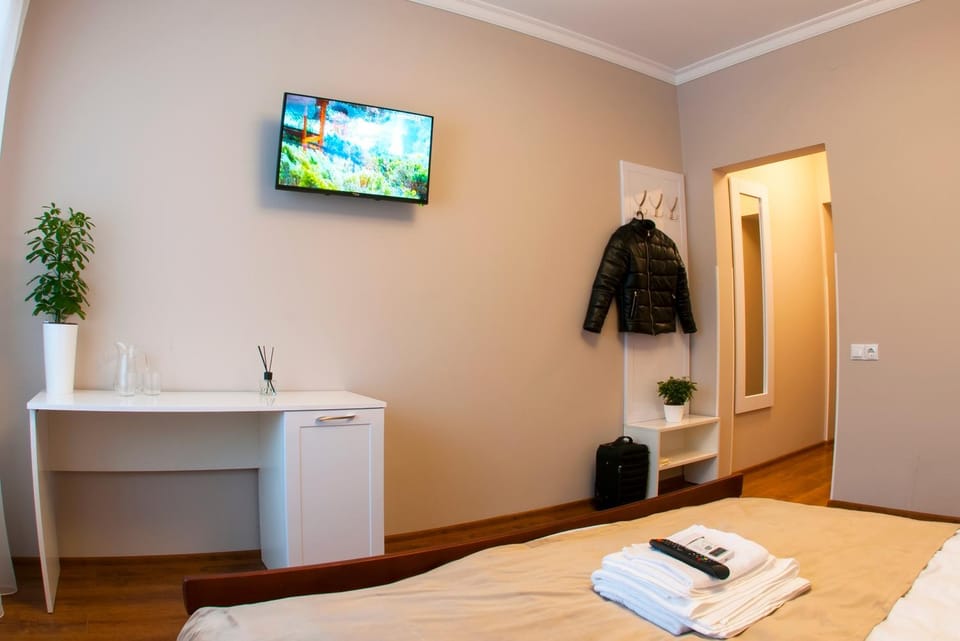 Bed, TV and multimedia, Bedroom, towels, wardrobe