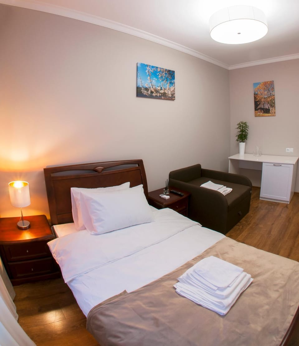 Bed, Seating area, towels