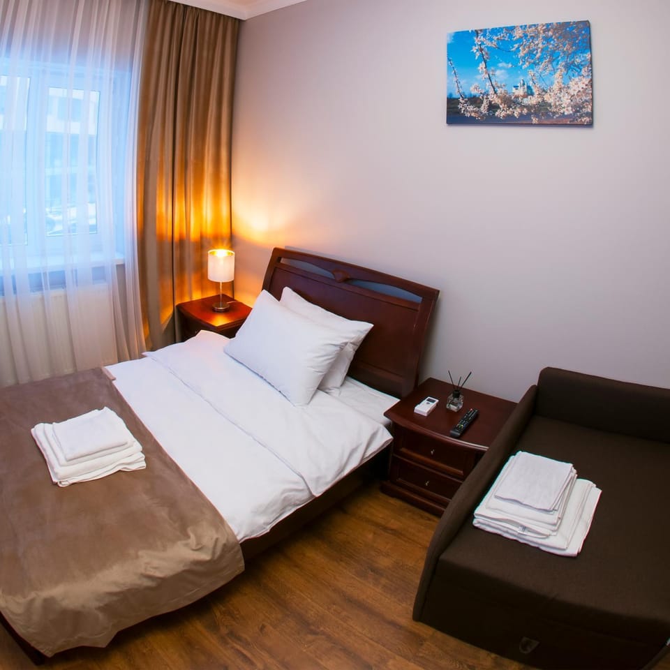 Bed, Seating area, towels