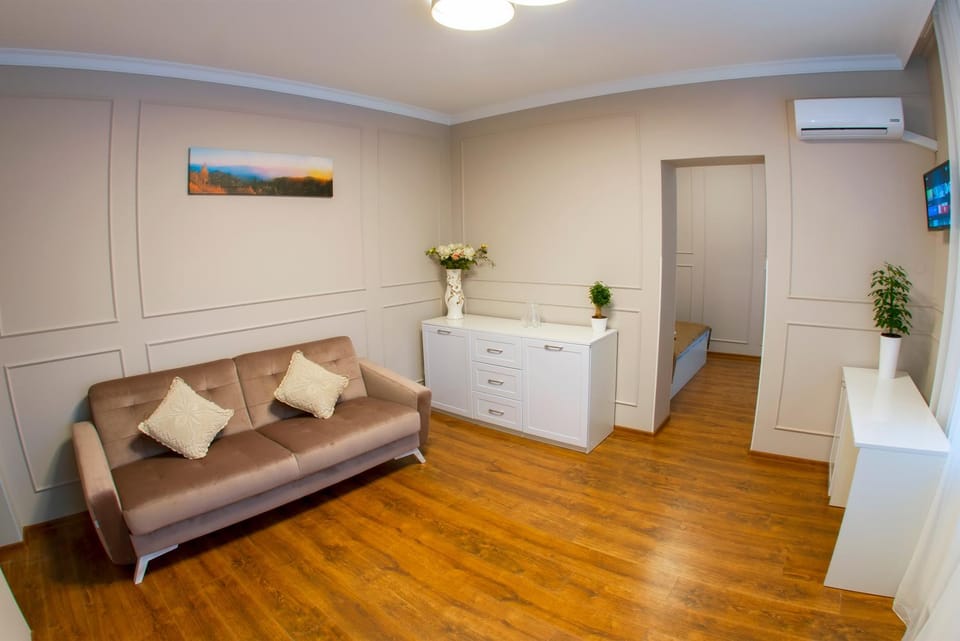 TV and multimedia, Seating area, air conditioner