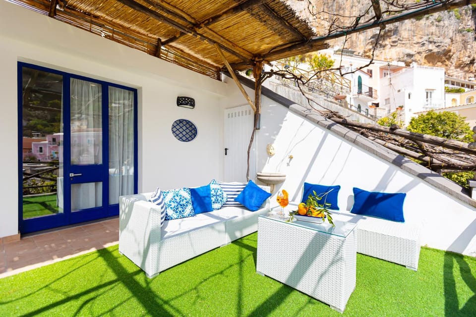 Property building, Patio, Day, Garden, Balcony/Terrace