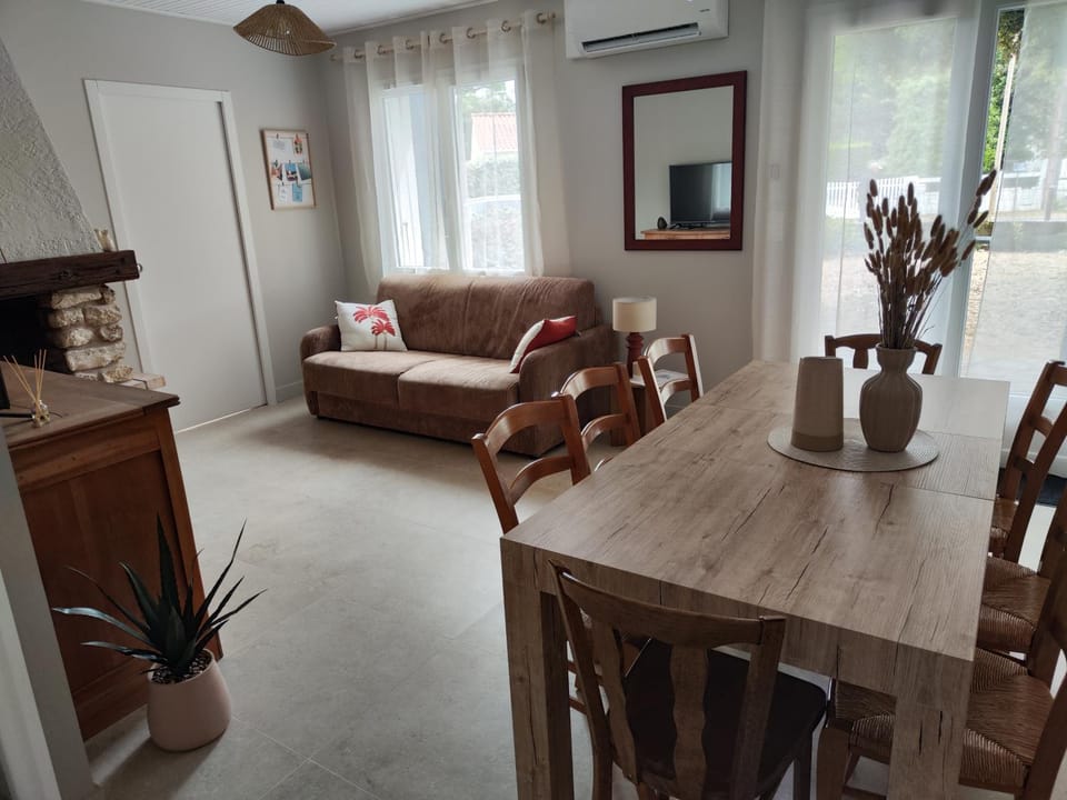 Living room, Dining area