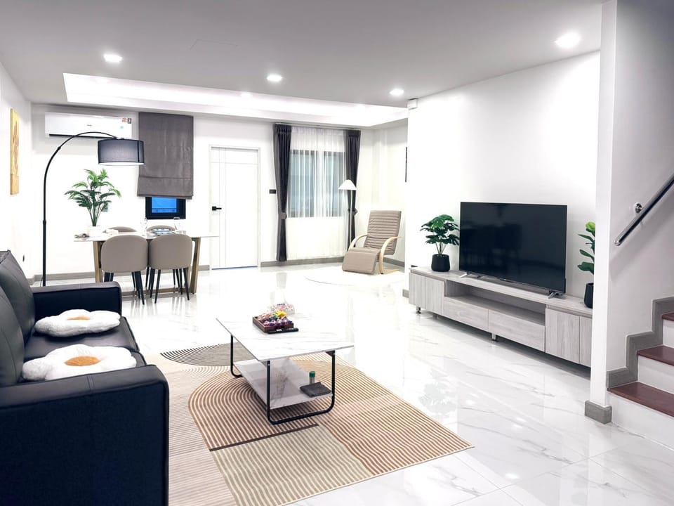 TV and multimedia, Living room, Seating area, Evening entertainment