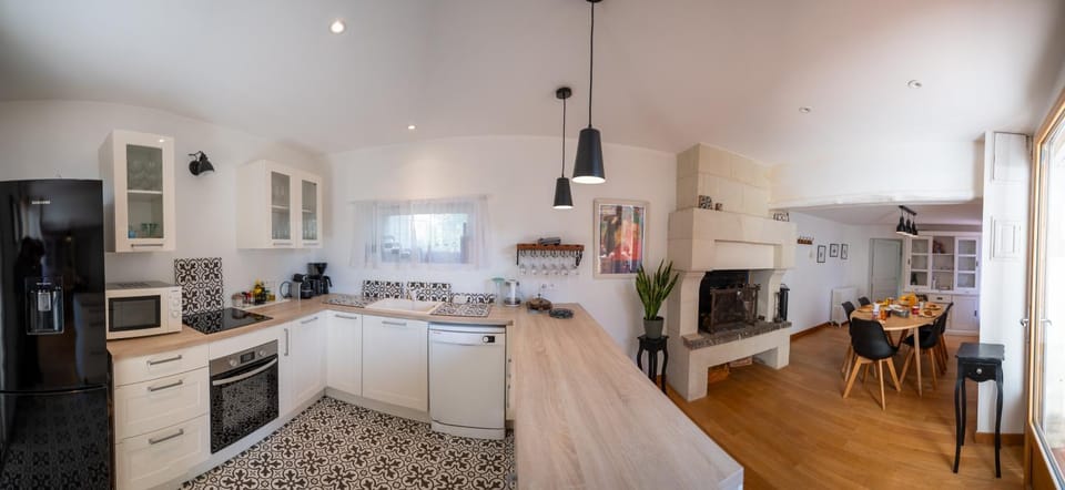 Coffee/tea facilities, Kitchen or kitchenette, dishwasher, oven, stove, kitchen