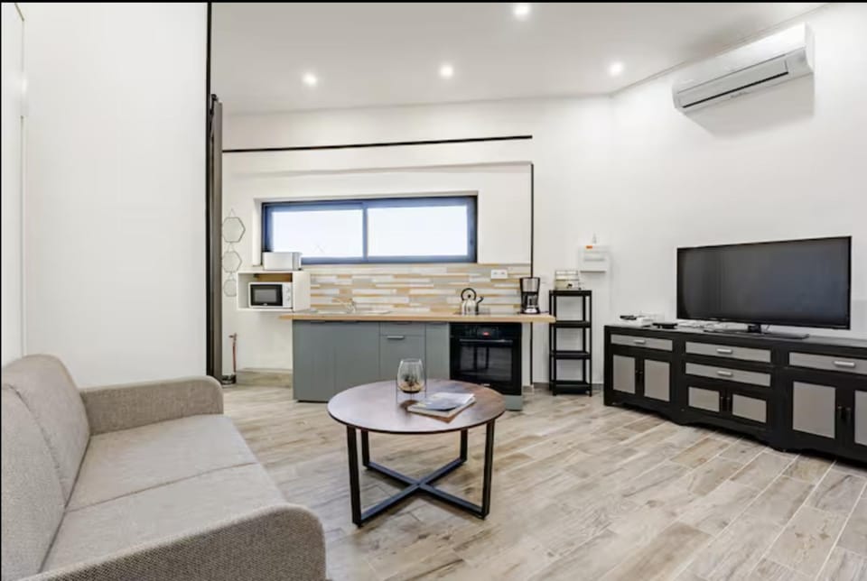 TV and multimedia, Kitchen or kitchenette, Living room, Dining area, air conditioner