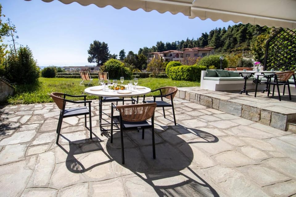 Property building, Patio, Spring, Day, Natural landscape, Garden, View (from property/room), Balcony/Terrace, Living room, Seating area, Dining area, Garden view