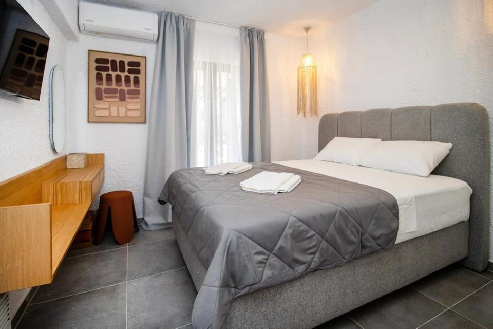 Bed, Living room, Photo of the whole room, Seating area, Bedroom, towels, air conditioner