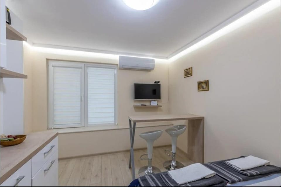 TV and multimedia, air conditioner