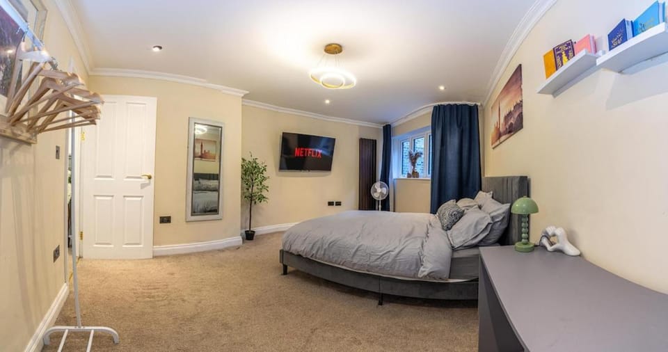 Bed, TV and multimedia, Photo of the whole room, Bedroom