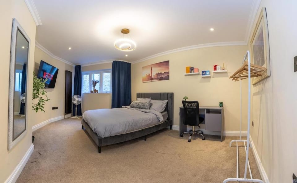 Bed, TV and multimedia, Photo of the whole room, Bedroom