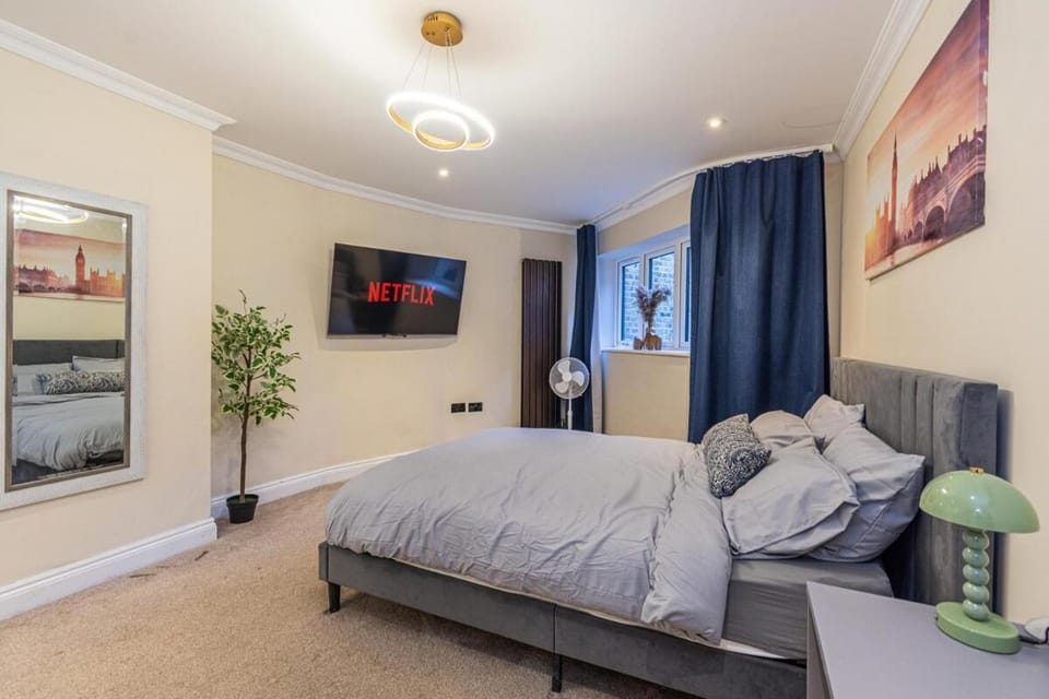 Bed, TV and multimedia, Photo of the whole room, Bedroom