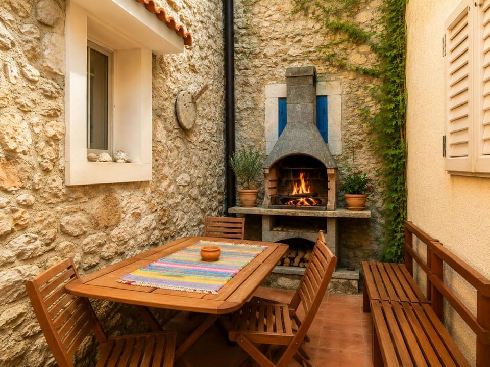 Dining area, fireplace