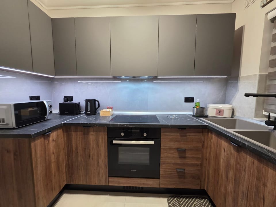 Coffee/tea facilities, oven, toaster