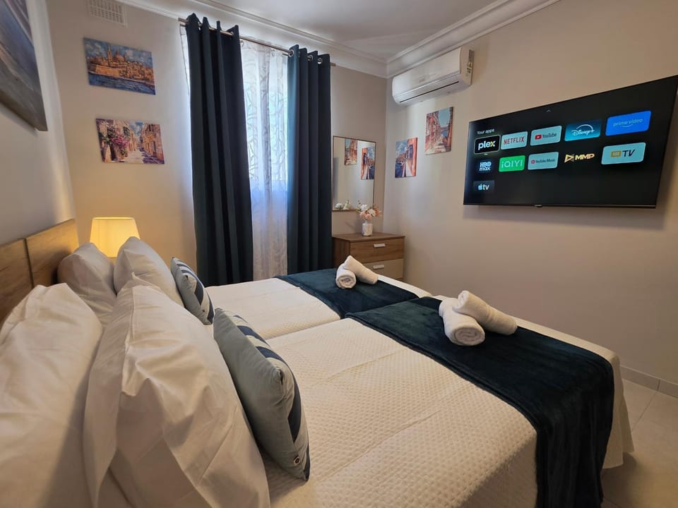 Bed, TV and multimedia, Photo of the whole room, Bedroom
