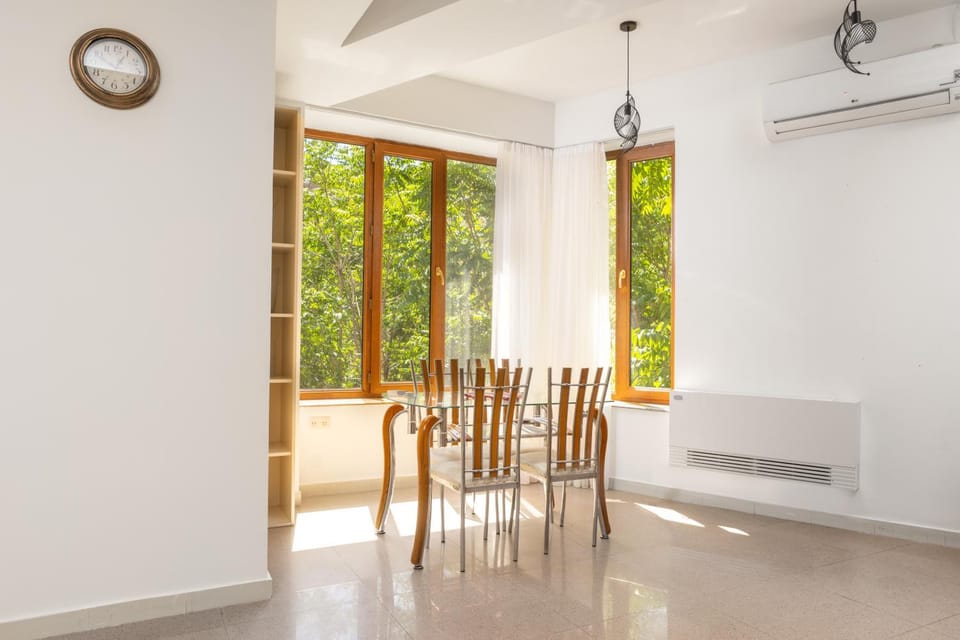 Seating area, Dining area, air conditioner