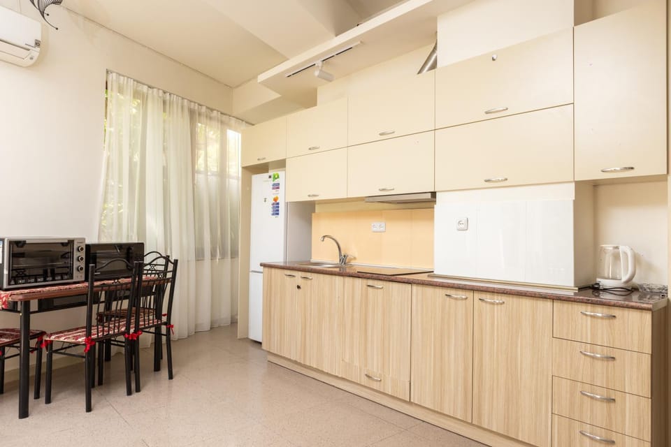 Kitchen or kitchenette, Dining area, oven, stove