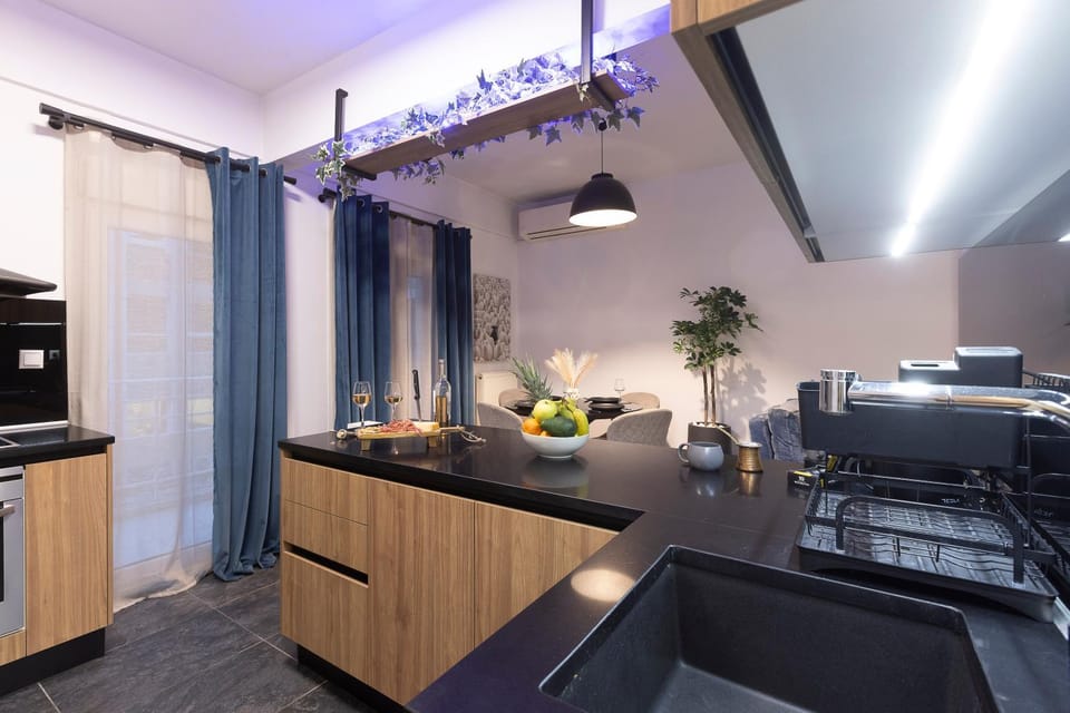 Kitchen or kitchenette, minibar, oven, stove