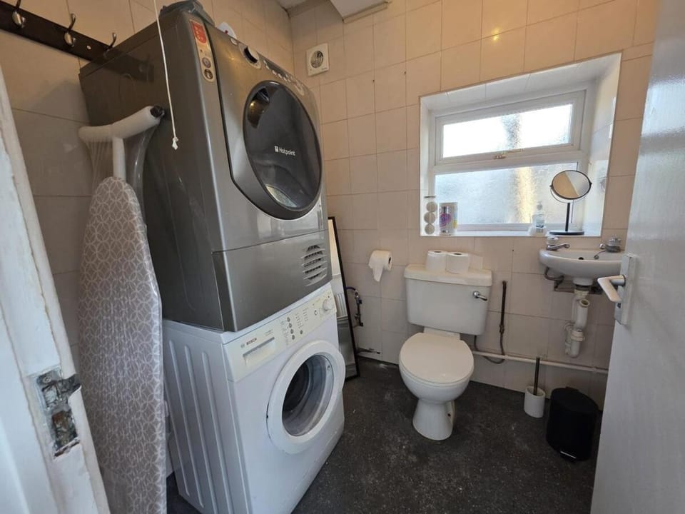 Spacious 3BR Home-Parkingx3, Fast WiFi, Swindon House in Swindon