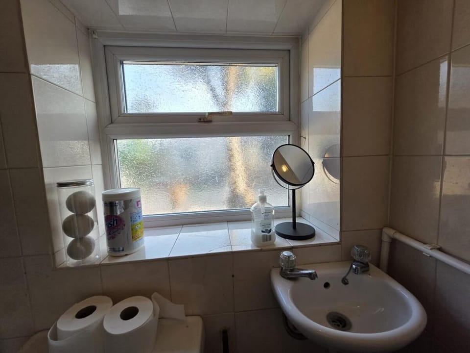 Spacious 3BR Home-Parkingx3, Fast WiFi, Swindon House in Swindon
