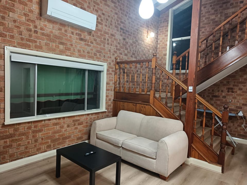 Queen Room in Spacious Merrylands House - NM5 Vacation rental in Merrylands