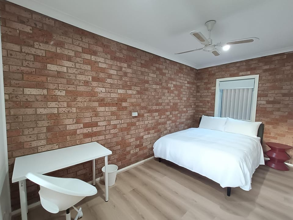 Queen Room in Spacious Merrylands House - NM5 Vacation rental in Merrylands