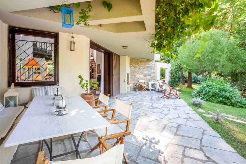 Property building, Patio, Facade/entrance, Spring, Day, Garden, View (from property/room), Balcony/Terrace, Living room, Seating area, Dining area, Garden view