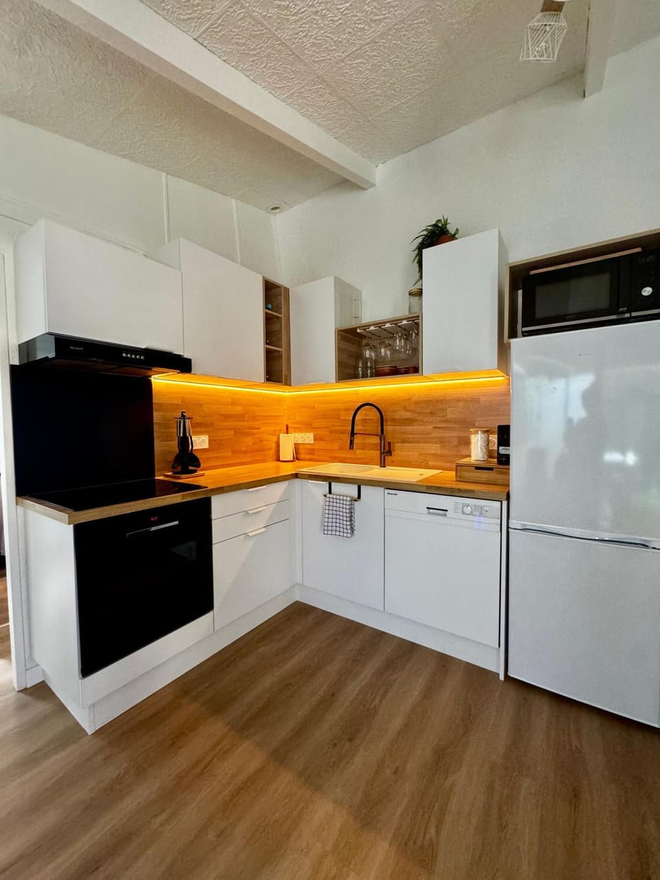 Kitchen or kitchenette, dishwasher