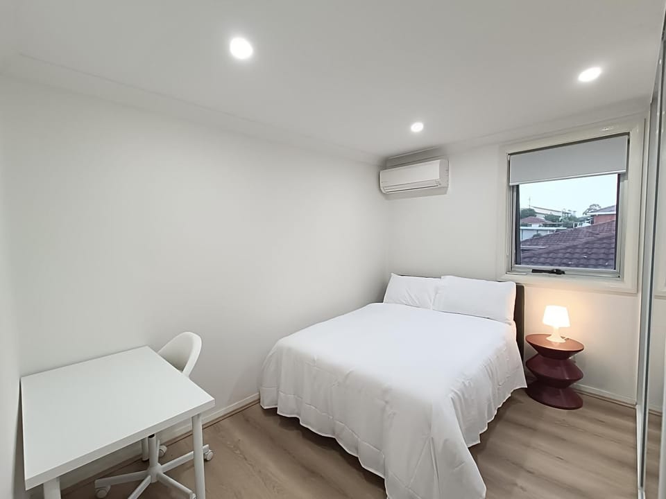 Peaceful Queen Room with AC & Heating - NM6 Vacation rental in Merrylands