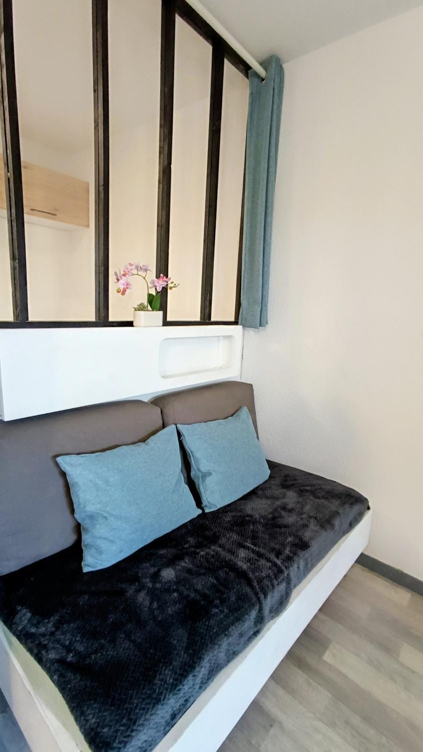 Bed, Living room