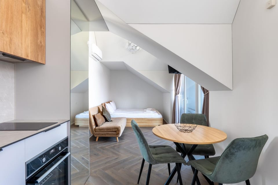 Bed, Dining area, Bedroom
