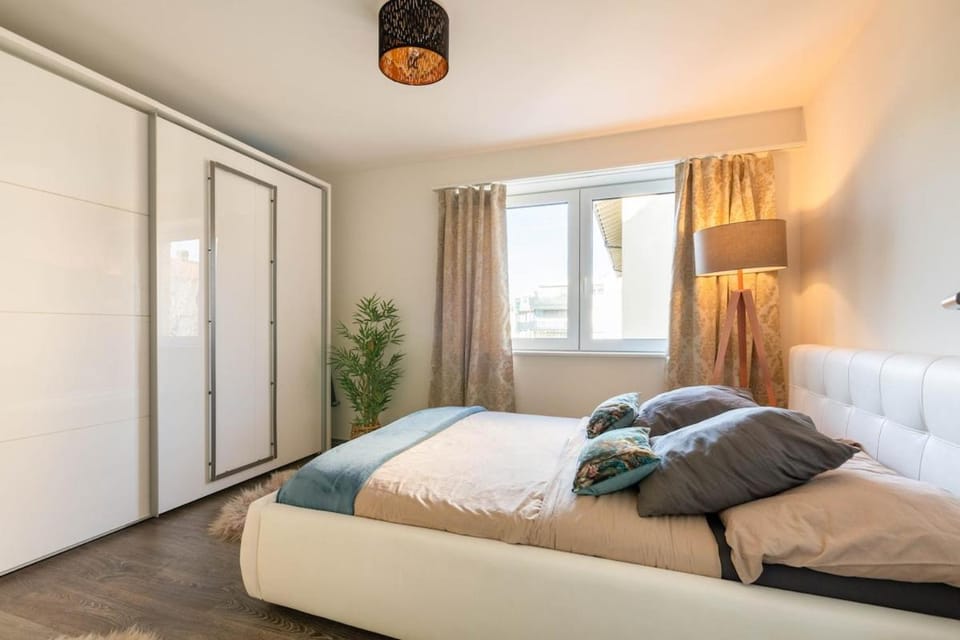 Luxury Business Apartment with 2 Monitors and Parking Apartment in Zurich City