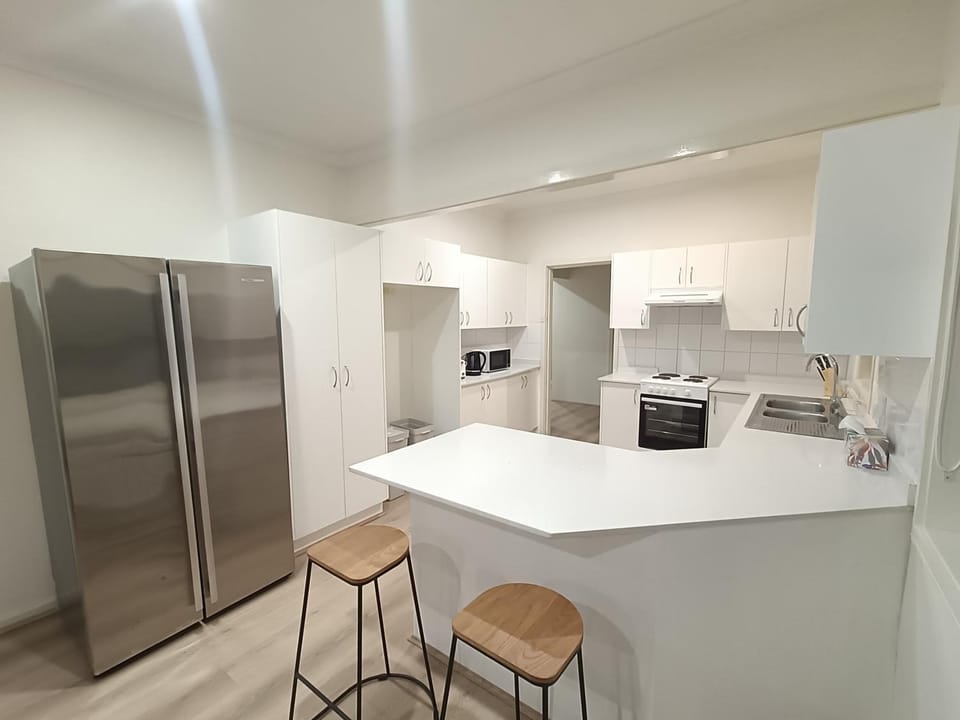 Comfortable Queen Room With AC & Heating - Merrylands - NM7 Vacation rental in Merrylands