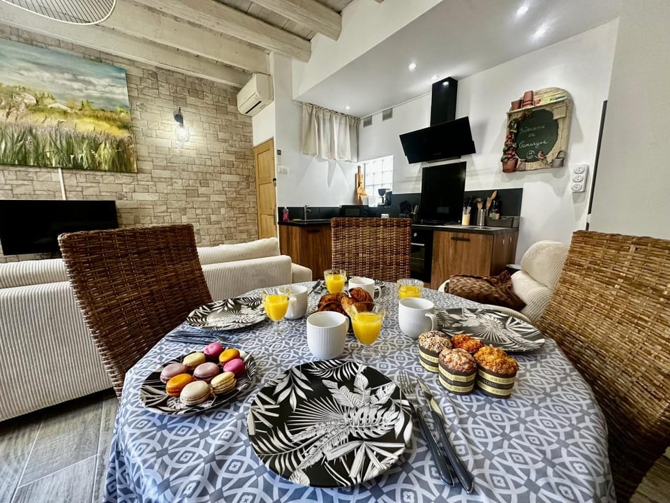 Dining area, kitchen