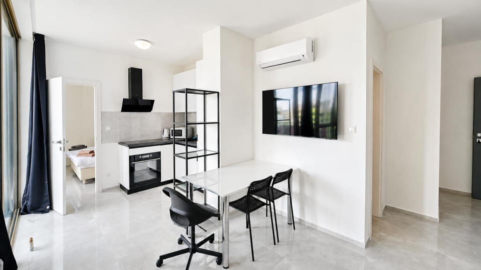 TV and multimedia, Kitchen or kitchenette, Living room, Dining area, air conditioner
